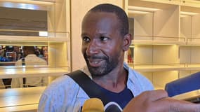 Le journaliste Olivier Dubois à l'aéroport de Niamey le 20 mars 2023 