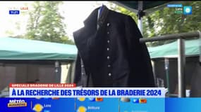 Braderie de Lille: des tenues de préfet vendues sur un stand