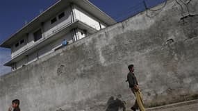 Un policier monte la garde devant le complexe résidentiel d'Abbottabad, où demeurait Oussama ben Laden et où il a été tué le 2 mai par un commando américain. Les Etats-Unis ont assuré mercredi disposer d'éléments montrant que le Pakistan ne savais pas où