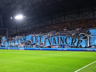 Des supporters de l'Olympique de Marseille déploient une banderole annonçant "Lutter et Vaincre" pendant le huitième aller de Ligue Europa contre Villarealle 7 mars 2024 au stade Vélodrome à Marseille