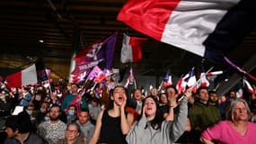 Des militants LFI au meeting de Jean-Luc Mélenchon à Lille, le 5 avril 2022