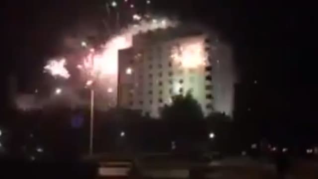 Des ultras du Levski Sofia tirent des feux d'artifice sur l'hôtel de Hadjuk Split