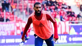 Yann M'Vila pendant un échauffement avec l'Olympiacos en avril 2023