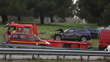 Illustration - Une camionnette évacue le véhicule accidenté qui a tué une femme et grièvement blessé son mari et sa fille adolescente lorsqu'ils ont été renversés à l'aube le 23 janvier 2024 sur un barrage d'agriculteurs à Pamiers, en Ariège.