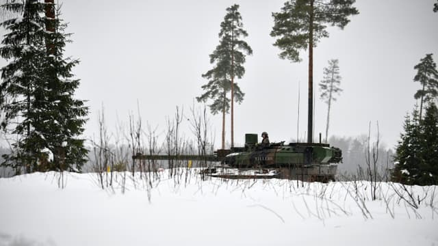 Un char français Leclerc participe à de grandes manoeuvres de l'Otan près de Rakvere (Estonie), à une centaine de kilomètres de la frontière russe, le 6 février 2022