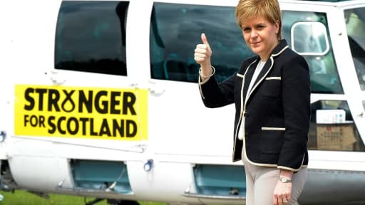 Le première ministre écossaise, Nicola Sturgeon, s'apprête à monter dans un hélicoptère au nord-est de Glasgow, le 5 juin 2017