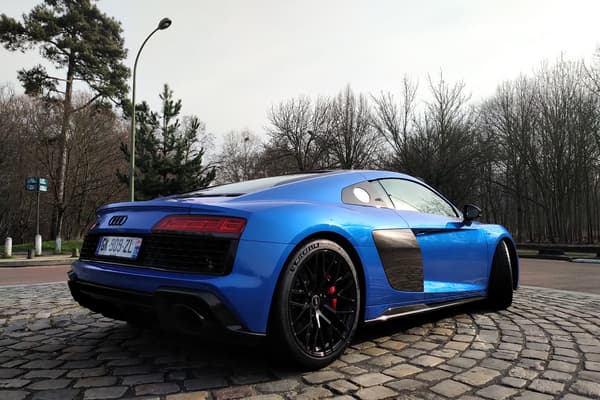 Cette R8 est l’un des dernières versions de la supercar, alors que sa carrière va s’arrêter, après 16 ans de commercialisation. 