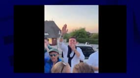 Un jeune allemand fait un salut nazi lors d'une soirée de la jet-set allemande, mai 2024 