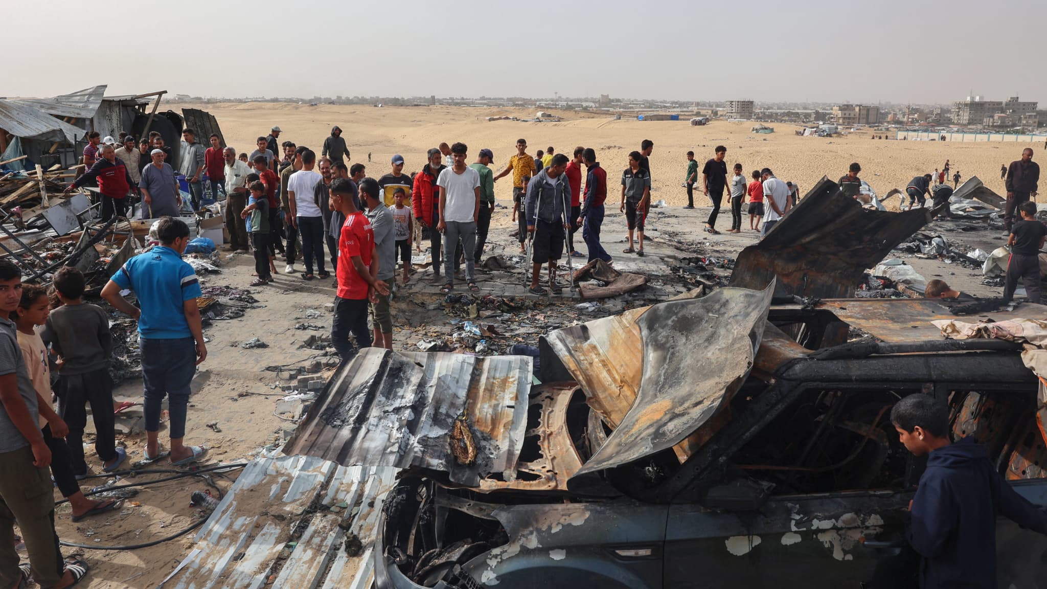 Des Palestiniens se rassemblent sur le site d'une frappe israélienne sur un camp de personnes déplacées à Rafah le 27 mai 2024 Des Palestiniens se rassemblent sur le site d'une frappe israélienne sur un camp de personnes déplacées à Rafah le 27 mai 2024