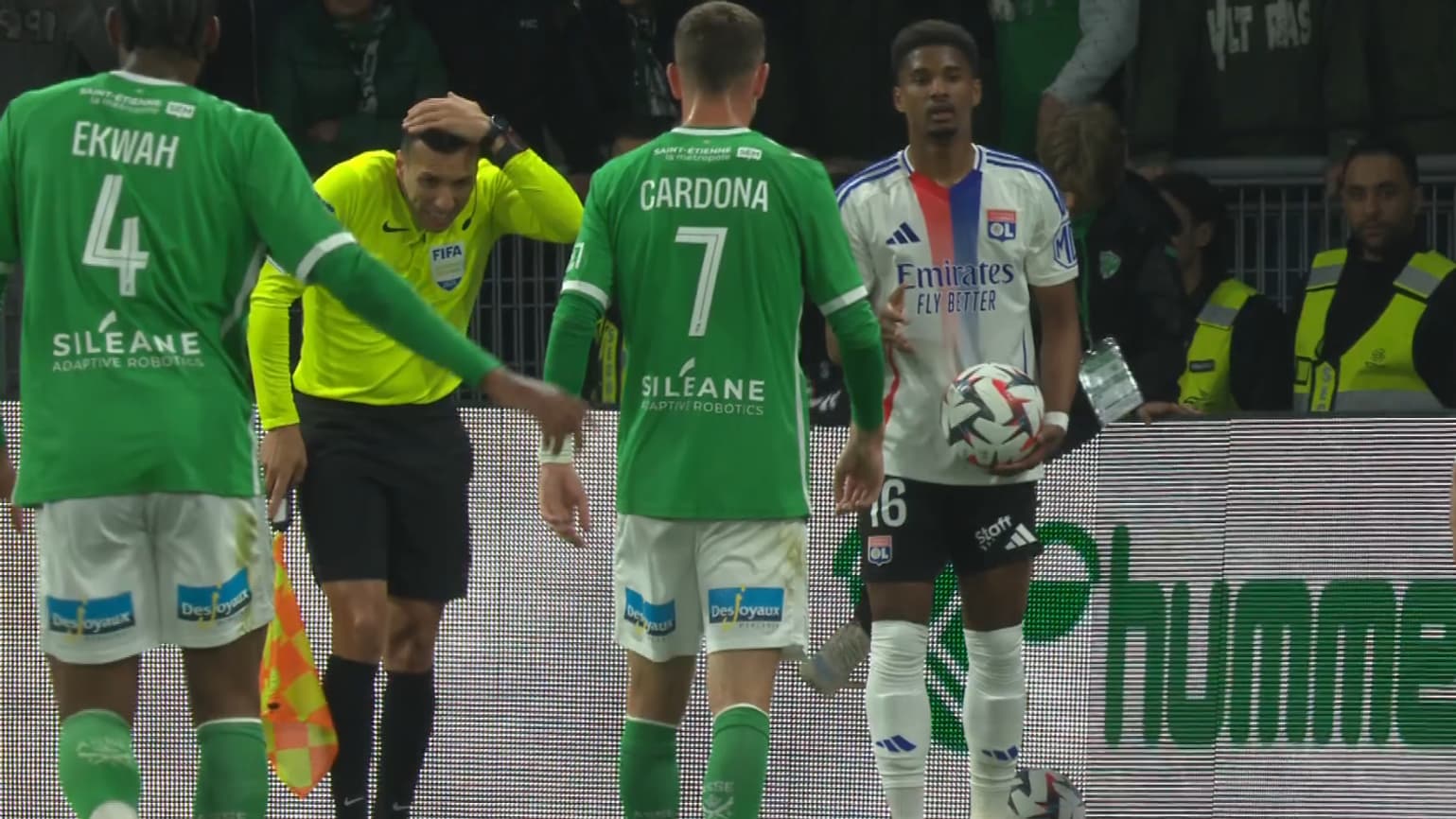 L'arbitre assistant de Saint-Etienne-Lyon recevant un projectile derrière la tête, le 20 avril 2025 en Ligue 1