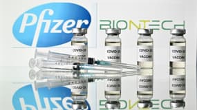 Flacons de vaccin et seringues portant le logo de Pfizer et BioNTech, le 17  novembre 2020