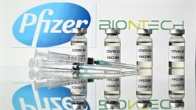 Flacons de vaccin et seringues portant le logo de Pfizer et BioNTech, le 17  novembre 2020