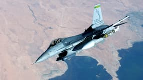 Un F-16 américain en vol