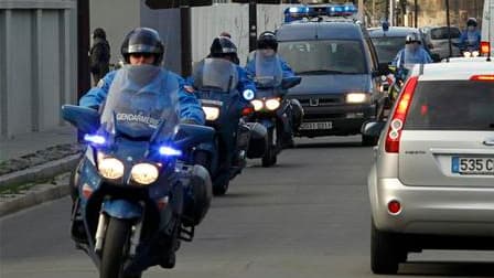 Convoi de gendarmerie transportant le suspect dans l'enquête sur la disparition de Laetitia, 18 ans, en Loire-Atlantique. Le suspect a été mis en examen pour "viol" et "enlèvement suivi de la mort de la victime". Les recherches se poursuivent pour tenter