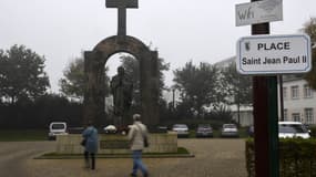 La pétition proteste contre le retrait de la croix de Jean-Paul II à Ploërmel.