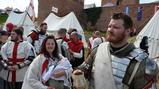 Des "chevaliers" britanniques patientent lors du championnat du monde de chevalerie au château de Malbork en Pologne, le 3 mai 2015