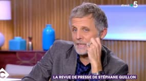 Stéphane Guillon sur le plateau de C à vous