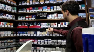 Cigarettes à la vente dans un bar-tabac de Paris le 27 février 2014.
