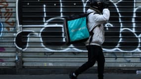 Un livreur Deliveroo en mars 2020 à Paris