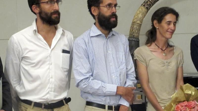 Tanguy Moulin-Fournier (au centre), sa femme Albane et son frère Cyril, au palais présidentiel à Yaoundé après leur libération, la semaine dernière. Alors que la chaîne de télévision i>TELE affirme que les ravisseurs de la famille enlevée au Cameroun ont