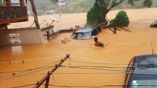 Photographie fournie par l'ONG "Society 4 climate change communication Sierra Leone", montrant des rues inondées à Regent, près de Freetown en Sierra Leone, le 14 août 2017 Photographie fournie par l'ONG "Society 4 climate change communication Sierra Leone", montrant des rues inondées à Regent, près de Freetown en Sierra Leone, le 14 août 2017