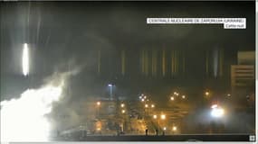 Une image de l'incendie qui s'est déclaré sur une unité de la centrale nucléaire ukrainienne de Zaporijjia, la plus grande d'Europe, après une frappe russe, le 4 mars 2022.