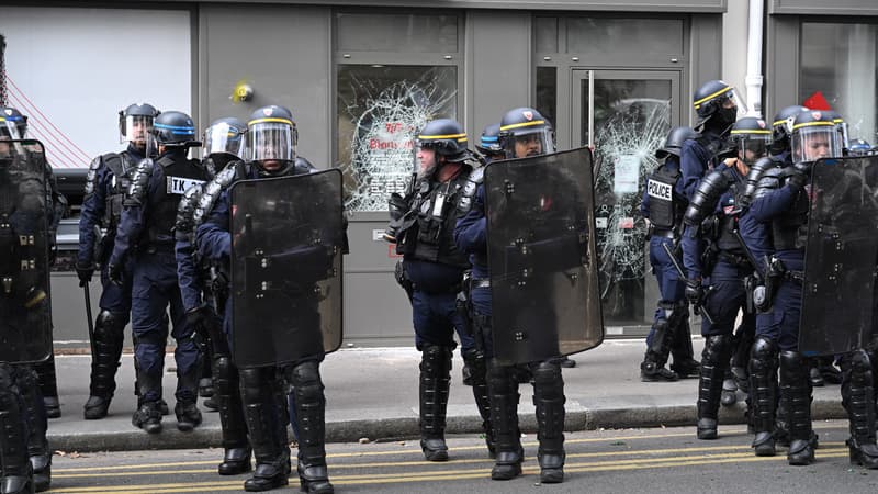 Des policiers anti-émeutes français montent la garde lors d'une « marche unie » contre les brutalités policières convoquée par des ONG, des syndicats et des partis, à Paris le 23 septembre 2023.