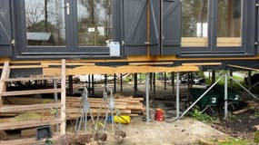 La nouvelle maison repose sur des pieux métalliques dont la hauteur peut être réglée. 