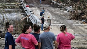 Des secours mobilisés pour retrouver les disparus dans les inondations à Hunt, au Texas, le 5 juillet 2025