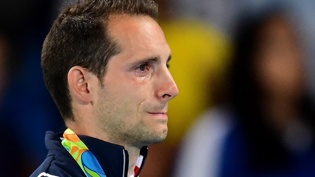 Lavillenie en larmes sur le podium des JO en 2016 Lavillenie en larmes sur le podium des JO en 2016