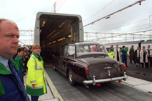 La Rolls-Royce de la reine Elizabeth II, transportant la reine et le président français François Mitterrand, embarque au terminal France de Coquelles à bord du "Shuttle" à destination du terminal anglais de Cheriton, le 6 mai 1994, au cours de l'inauguration du tunnel sous la Manche.