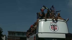 Les Toulousains ont paradé dans les rues de la ville pour fêter leur 21e titre de champion de France avec leurs supporters.