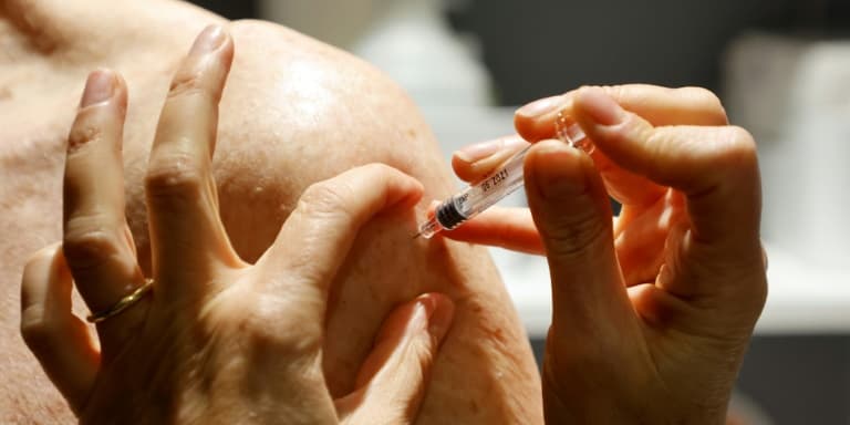 Un pharmacien vaccine un patient contre la grippe à Paris le 13 octobre 2020. (Photo d'illustration)