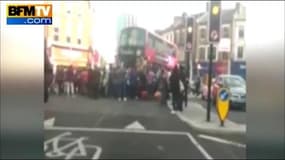 Une centaine de londoniens soulèvent un bus anglais pour sauver un cycliste coincé en dessous 