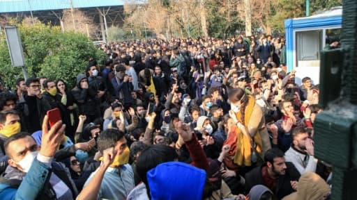 Des étudiants iraniens manifestent devant l'université de Téhéran, le 30 décembre 2017