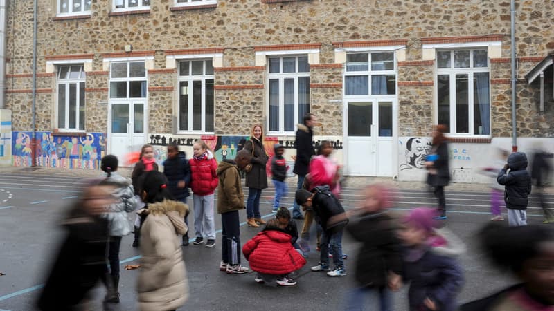 Des enfants jouent dans la cour de l'école Jean-Rostand, à Bondy, en Seine-Saint-Denis.