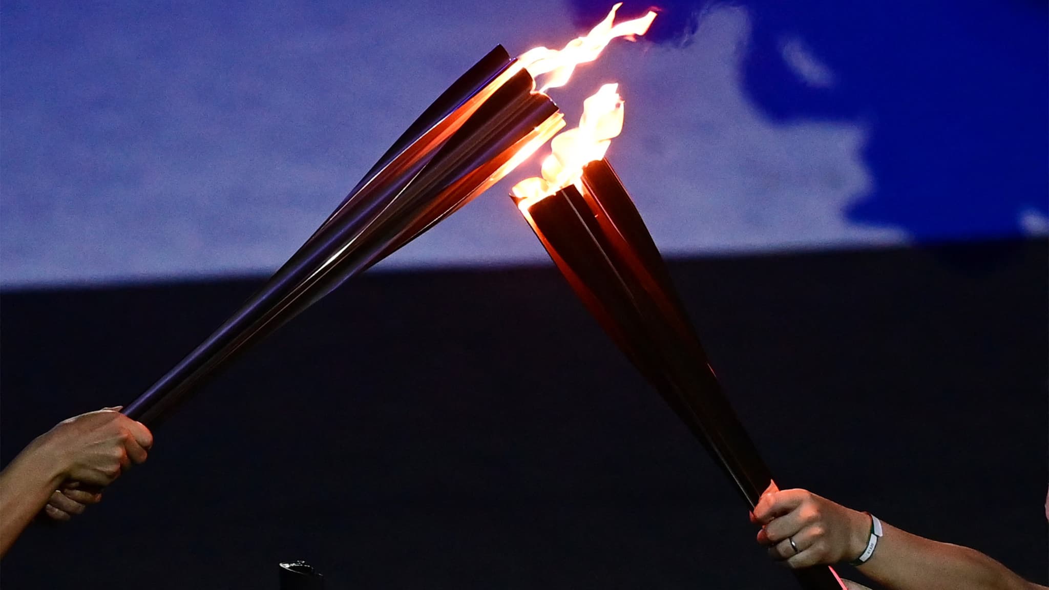 Paris 2024 : slip flambé, colombes brûlées, visite des fonds marins Le  parcours de la flamme olympique, entre couacs et histoires insolites
