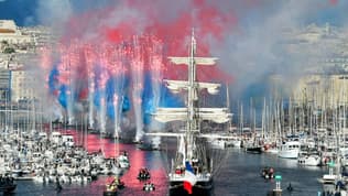 Le Belem, transportant la flamme olympique, faisant son entrée dans le Vieux Port de Marseille, le 8 mai 2024 