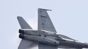 Un modèle F/A-18 d'avion de combat en plein vol