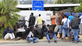 Des migrants à la frontière française