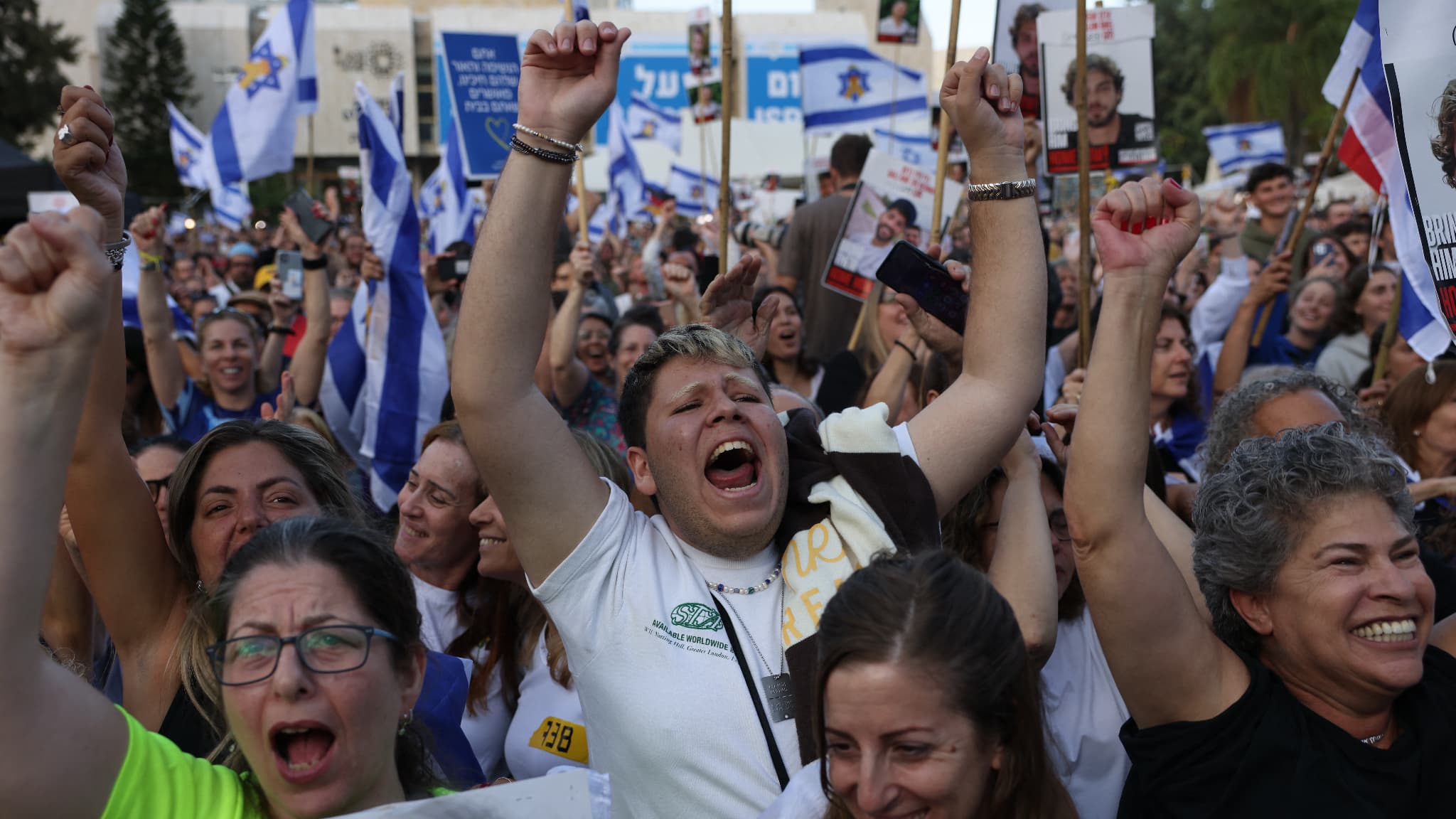 "C'EST SURRÉALISTE": À TEL-AVIV, DES MILLIERS DE PERSONNES RÉUNIES POUR CÉLÉBRER LA LIBÉRATION DES DERNIERS OTAGES ISRAÉLIENS