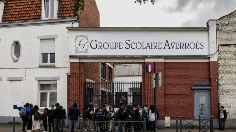 Des élèves devant le lycée Averroès, principal lycée musulman de France, le 28 septembre 2023 à Lille (image d'illustration). 