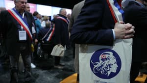 Des maires sont photographiés lors Congrès des maires en 2024. 