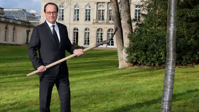 François Hollande a planté un chêne dans les jardins de l'Elysée, samedi 21 février.