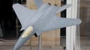 Une maquette du Système aérien de combat futur (SCAF), un avion européen développé par Dassault Aviation, est exposée dans la cour du palais de l'Élysée lors d'une réunion du Conseil des ministres en présence du président français, du chancelier allemand et de leurs ministres respectifs. 