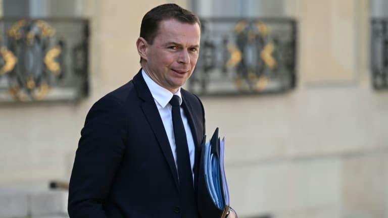 Le ministre du Travail Olivier Dussopt à la sortie de l'Elysée, le 19 avril 2023 à Paris