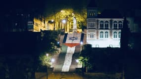 Le drapeau israélien peint au-dessus du drapeau palestinien à Nantes le 21 avril 2024.