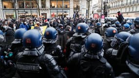 Les forces de l'ordre encadrent le cortège parisien contre la proposition de loi sur la "sécurité globale", le 12 décembre 2020.