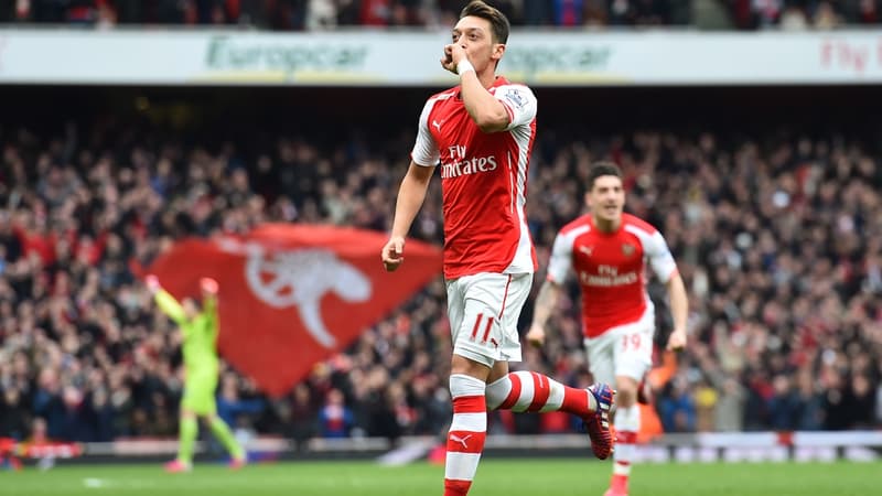 Mesut Özil avec le maillot d'Arsenal