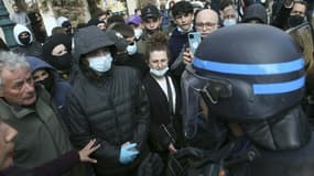 Des lycéens font face à des gendarmes sur la place principale d'Ajaccio, après une marche de protestation pour soutenir la famille d'Yvan Colonna, le 8 mars 2022 en Corse